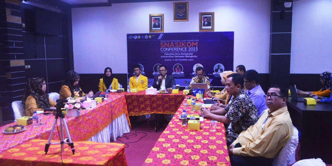 Pembukaan SNASIKOM oleh Rektor UNIVED